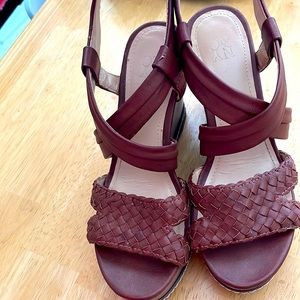 NY&Co. Wedge in Cognac
